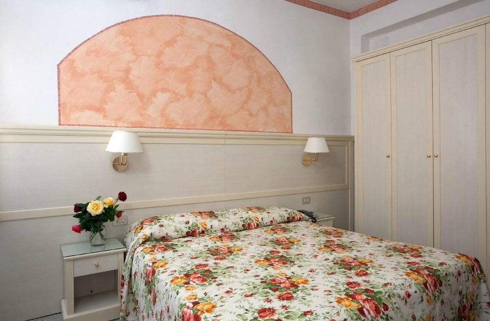 Hotel Arcade Римини Экстерьер фото