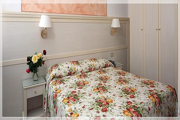 Hotel Arcade Римини Экстерьер фото